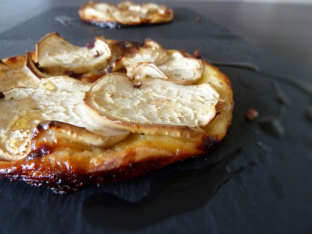 Tarte fine à l\u0027aubergine blanche, chèvre, miel et noisette , aime \u0026 mange