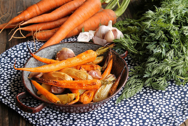 Pommes De Terre Et Carottes Rôties Au Four - Aime & Mange