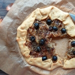 Tarte rustique à la compotée d'oignons et aux olives noires de Nyons {sans gluten, vegan}