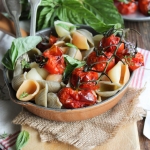 Salade de pâtes aux tomates confites et au basilic