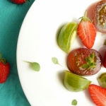 Salade de tomates, fraises et basilic à l'huile d'olive douce