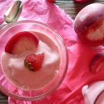 Frozen yaourt aux fraises et à la pêche de vigne