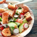 Fattouche, salade libanaise au pain grillé et aux légumes